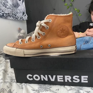 Bruna converse 🤎 - Ljusbruna äkta converse i stlk 36,5. Går inte att köpa längre, använd fåtals gånger. De är perfekt till höst/vinter då de är fodrade och i skinn. Dm för mer info :)