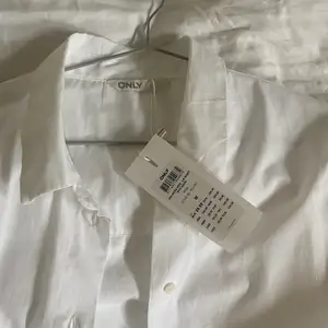 Snygg vit oversized skjorta från ONLY! Aldrig använd, lappar finns kvar. köpare står för frakt💗