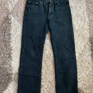 svarta jeans liknar levis 501 i modellen, köpta secondhand men aldrig använt