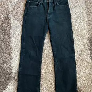 svarta jeans liknar levis 501 i modellen, köpta secondhand men aldrig använt