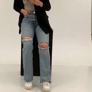 Zara jeans  - Zara jeans full length med slitningar👊 bra skick, skitsnygga jeans som tyvärr blivit för små för mig. Bra längd för mig som är 179 lång. Storlek 38 men något små i storlek så passar även 36! Slut på hemsidan, skriv privat för fler bilder!   
