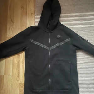 Nike tech fleece hoodie svart - Hel svart Nike tech fleece hoodie, fläckfri.