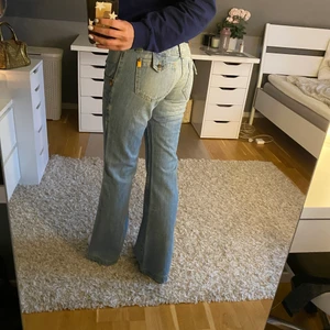 Jeans  - Lågmidjade och utsvängda, så så snygga men alldeles för små för mig. Står inte storlek men skulle säga xs. Aldrig använda. Jag är 173cm! 