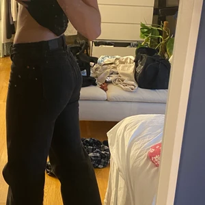 Monki jeans - Snygga vida jeans, lite lågmidjade. Säljer då de är lite för kort för min smak. Jag är 175cm 💕🙌🏻