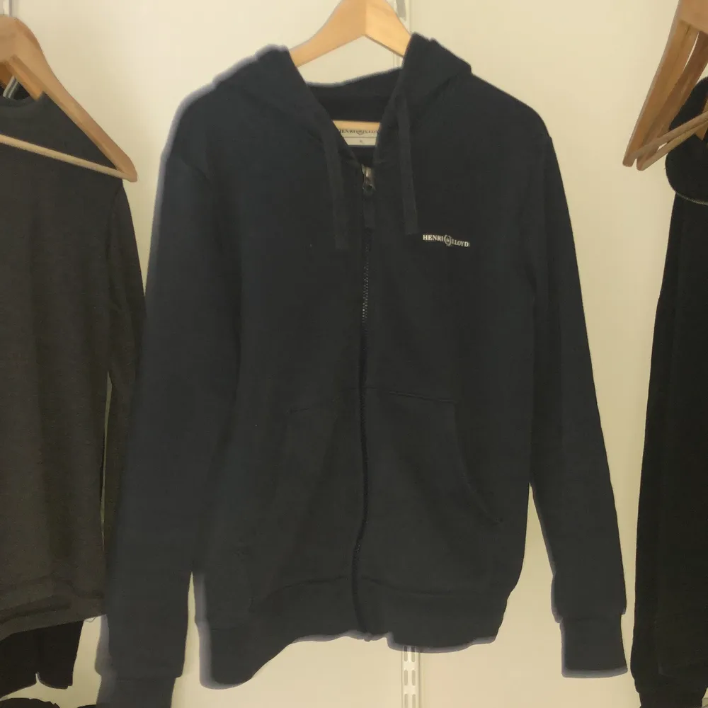 Henri lloyd zip-tie blå storlek XL fast barn storlek så passa M. Använd få gånger så väldigt fint skick. . Hoodies.