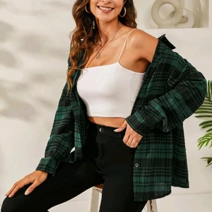 Storlek S  - Säljer min skjorta som inte kommer till användning längre max använd tre gånger. Jätte bra skick köpt ifrån Shein. Köparen står för frakten📦Mönstret ser lite annorlunda ut än på bilden.