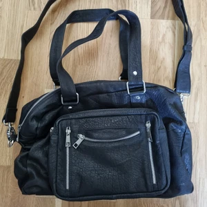 Axelväska i svart läder från Nunoo - Jag säljer nu min axelväska i svart läder ifrån märker Nunoo i modellen "Millie washed". Endast använd ett par gånger och har sedan tyvärr bara legat i garderoben, därför har jag nu bestämt mig för att sälja den. Jag betalade 2199 kr på Boozt för väskan.  Foder: 100% bomull Yttermaterial: 100% läder Avtagbar och justerbar axelrem Handtag Innerfack och ytterfack Helfodrad Mått: 23 x 40 x 14 cm