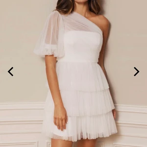 Jättefin By Malina klänning - Säljer denna jättefina klänningen från By Malina i storlek M🥰 säljes då den tyvärr var i minsta laget för mig över bysten, jag är vanligtvis storlek M😊 jag köpte den begagnad och då har den bara varit använd en gång innan, ny pris 3999kr❤️ jag står för frakten, men inte deras slarv🥰