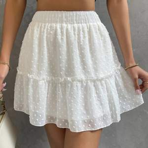 Säljer denna vita kjol perfekt till sommarn💕💕💕aldrig använd, skriv för eventuella frågor!!!