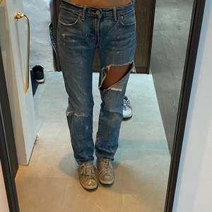Säljer dessa lågmidjade jeans ifrån levis❤️ super snygga nu till sommaren, storlek w30 L32, kontakta vid intresse🥰 köparen står för frakt
