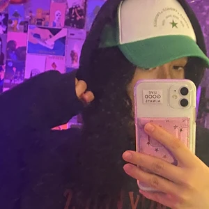 Keps - Trendiga snygga kepsar som passar bra nu i sommar för att liva upp en outfit, passar all storlekar, helt nya <3 för mer frågor eller bilder skriv ett  meddelande privat <3 nedsatt pris från 399kr till 99kr!!! (Svart slut)