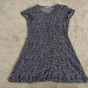 Hm klänning - Säljer nu en super fin klänning till sommaren! Använt fåtal gånger men ser ny ut💖 Skulle säja att den skulle passa xs men är i storlek 154-160. Själv köpt för 249! Slut i butik