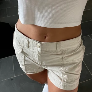 Shorts - Snygga cargo liknande shorts! Råkade beställa 2 par därav säljer jag ett av dem!