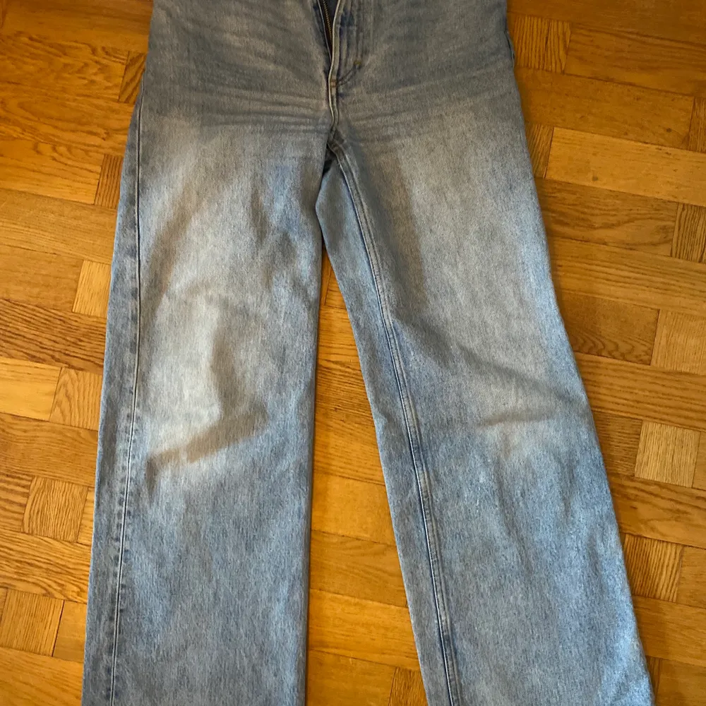 Blåa straight monki jeans i strl W27 (ganska långa på mig som är 168).. modell yoko från deras hemsida. Jeans & Byxor.
