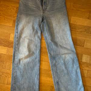 Blåa straight monki jeans i strl W27 (ganska långa på mig som är 168).. modell yoko från deras hemsida