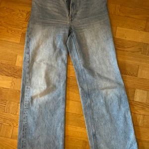 Monki jeans - Blåa straight monki jeans i strl W27 (ganska långa på mig som är 168).. modell yoko från deras hemsida