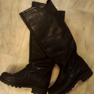 Stövlar av skinn - Stövlar i skin med tjock sula i fint begagnatskick. Använda Några gånger och någon liten repa på några få ställen men som ej syns . Storlek 37                                         Köptes för 799;-