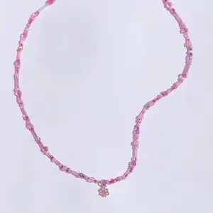 Ett rosa pärlhalsband med hänge i form av en blomma! 90:- 
