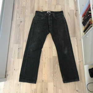 Vintage Levi's jeans 501. -  vintage Levi's 501 i en mörk grå/svart lite washed färg. Waist33 Length30. Skick=8/10. Kan skicka fler bilder vid intresse. 