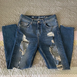 Ripped Never Denim jeans - Superfina håliga jeans. Ganska skinny och super strechiga+mjuka. Har haft på mig dem kanske 2 gånger men annars är dem helt nya.