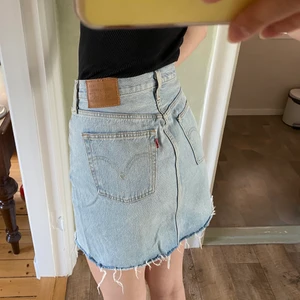Levi’s jeanskjol, storlek 28 - Supersnygg jeanskjol från Levi’s. Modellen DECON ICONIC SKIRT i färgen Light up my life. Säljes endast då den är en storlek för stor för mig. Sparsamt använd av samma anledning. Kan mötas upp i Sandviken/Uppsala, alternativt posta om köparen står för frakten! 