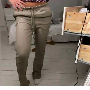 Gröna zara byxor  - Säljer dessa zara byxor 