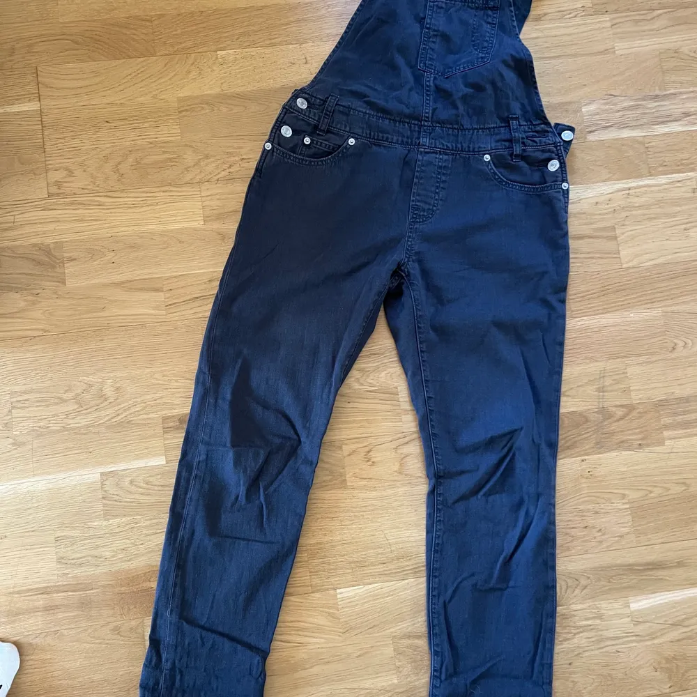 Svarta hängselbyxor från Levis i väldigt fint skick . Jeans & Byxor.