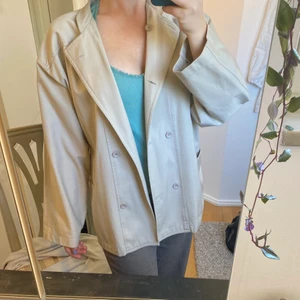 Jacka - Fin vårjacka! Storlek L men snygg som oversized på den med mindre storlek. Funkar både till vardags och vid finare tillställningar. 