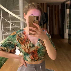 Kort topp med öppen rygg - Kort topp med öppen rygg och knytning