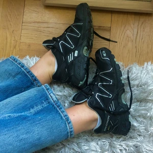 Svarta Salomon skor - Svarta salomon skor i strlk 40 (passar 39-40)🖤 Så snygga men lite för små för mig 😢