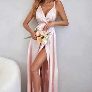 Balklänning  - Riktigt snygg balklänning som ser ut precis som på bild, modellen på bild är 175cm. Säljer pgr av att jag valde en annan.💕