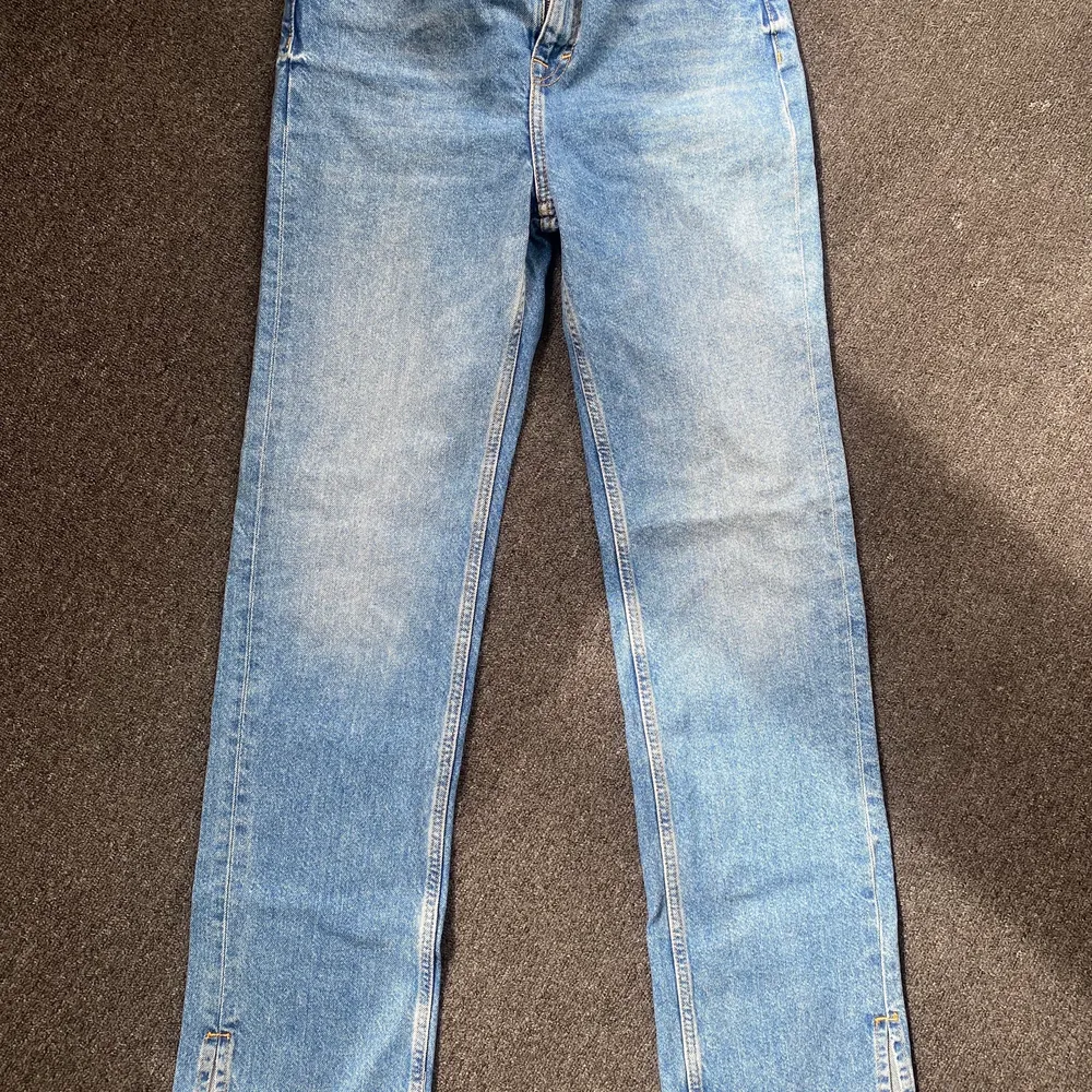 Jättefina blåa jeans med slits från pull & bear. Nyskick, lapp finns kvar. Säljs för att de var för stora för mig. Pris kan alltid diskuteras💕💕. Jeans & Byxor.