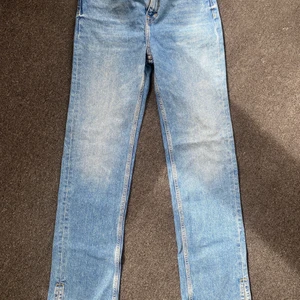 Pull & bear jeans  - Jättefina blåa jeans med slits från pull & bear. Nyskick, lapp finns kvar. Säljs för att de var för stora för mig. Pris kan alltid diskuteras💕💕