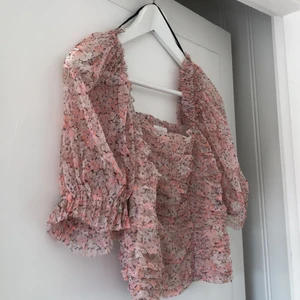 Blommig tröja från HM - Blommig tröja från HM, aldrig använd pga fel köp av storlek. Storlek 38. 