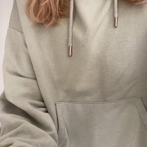 Ljusgrön hoodie - Säljer denna ljusgröna hoodie från Lindex med fickor och luva💗 är lite grönare i värkligheten💗