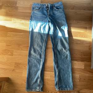 ❗️intressekoll❗️ vill se hur många som är intresserad av mina zara Mid rise jeans, är lite osäker. Köpt för 359 men skulle kunna tänka mig för att sälja gör 250kr, om det är så att många vill köpa så får man buda❤️ (skriv om ni är intresserade)