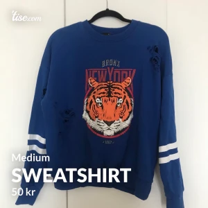 Sweatshirt  - Blå sweatshirt med tiger tryck och hål (hålen ska vara där) från Gina tricot😊