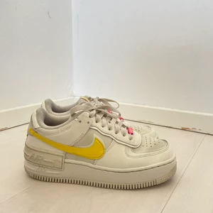 Air force  - Säljer  dessa fina airforces med gul loga, eftersom den tyvär inte kommer till någon användning längre, har använt ett par gånger. Köptpris - 1500 säjer för -600 pris kan diskuteras 💓💓