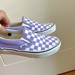 Slip-on lila Vans - Så söta slip-ons från Vans! I en superfin pastell lila färg som kommer vara så fint i sommar! Något använda men inget som syns💜