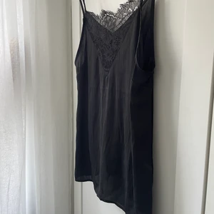 Satinlinne med spets - Jättefint satinlinne med spetsdetalj! Endast använd en gång så är som ny!