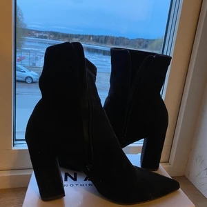 Klackskor - Svarta skitsnygga klackskor, använda vid ett kort tillfälle men är i nyskick