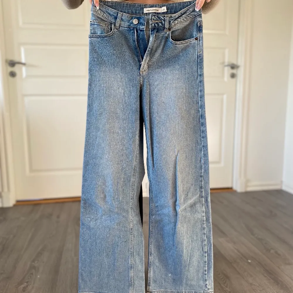 Säljer nu dessa fina jeans pga att dem inte riktigt komemr till användning, har sprättat upp där nere så dem blivit längre passar mig perfekt som är 172.. Jeans & Byxor.