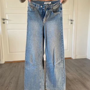 Jeans  - Säljer nu dessa fina jeans pga att dem inte riktigt komemr till användning, har sprättat upp där nere så dem blivit längre passar mig perfekt som är 172.