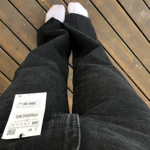 Byxor Zara wide leg  - Storlek 38, lappen finns kvar nypris 399kr Är 175 och de är långa på mig 