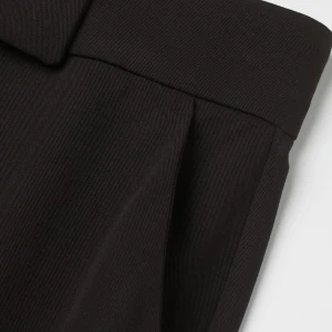 Kostymbyxor från h&m  - Säljer mina helt nya kostymbyxor från h&m då de inte passade och jag inte han skicka tbx dem!, aldrig använda endast testade. Slutsålda, köpta för 199kr säljer för 99kr, köparen står för frakten ❤️‍🔥🫶🏽