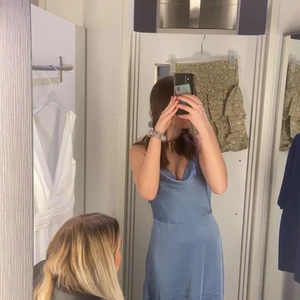 Skol middags klänning  - En jättefin långklänning i silkes material som är ljus blå. Tänkte använda denna till min skol middag men hittade en annan. Aldrig använd