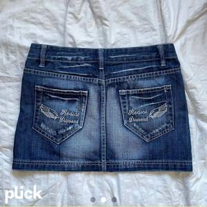 jeans kjol sharp asf🙏🙏🙏🙏💞💞💃 nästan 31cm lång och 73cm i midjan :::) pma för mer info