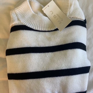 Trendigt stickad rutig tröja  - En trendigt tröja som är i ny skick och aldrig används. Prislappen finns kvar och anledningen till att jag säljer är pg av att den inte kommer till användning 🤍