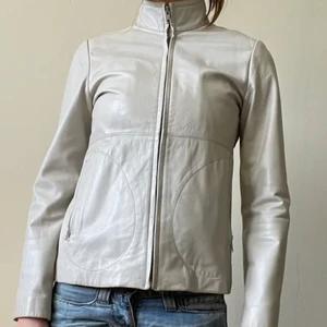 Otrolig skinnjacka  - Köpt på Plick men tyvärr lite för liten för mig 😭, super fin, bra kvalite och perfekt sommarjacka. Inte mina bilder men jag kan ta fler om det önskas. 