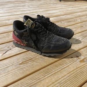 Valentino rockrunner - Hej! Säljer mina valentino rockrunner i storlek 43, passar tts. De är i väldigt bra skick, 9/10 utan tvekan. Kommer tyvärr inte med låda och har inge kvitto så därav det billiga priset. Sköna skor inför sommaren, passa på och köpa detta steal. 